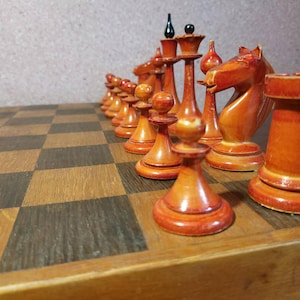 Set di scacchi lettoni d&#39;epoca: gioco in legno dell&#39;URSS, 1954