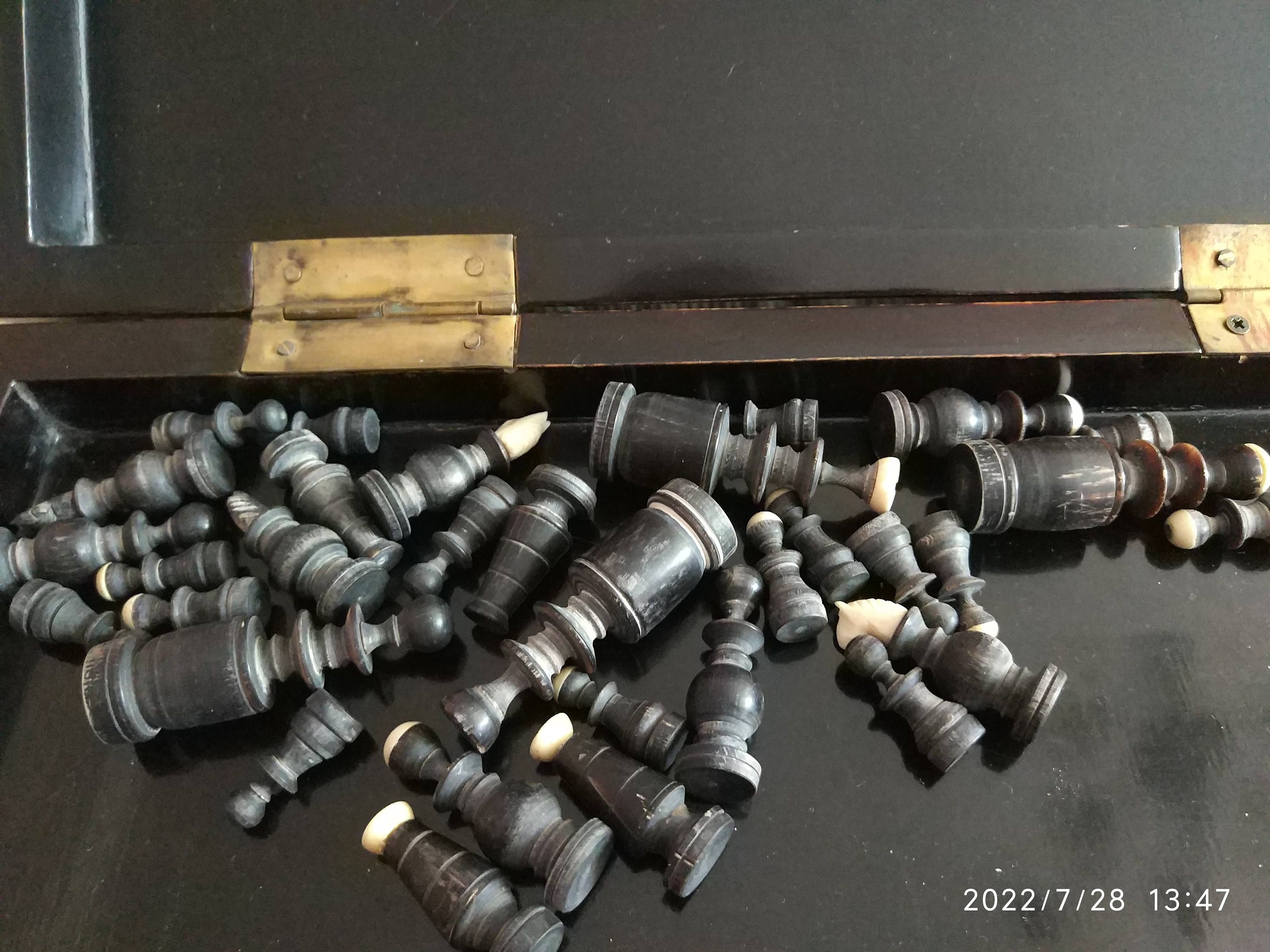 Jeu D'échecs Vintage Complet – Vietnam – Corne Et Nacre – Artisanat Bois