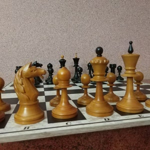 THE REPRODUCTION OF 1960 MIKHAIL TAL CHESS SET BOXWOOD & EBONIZED 4.125  KING WITH 2 SQUARE CHESS BOARD