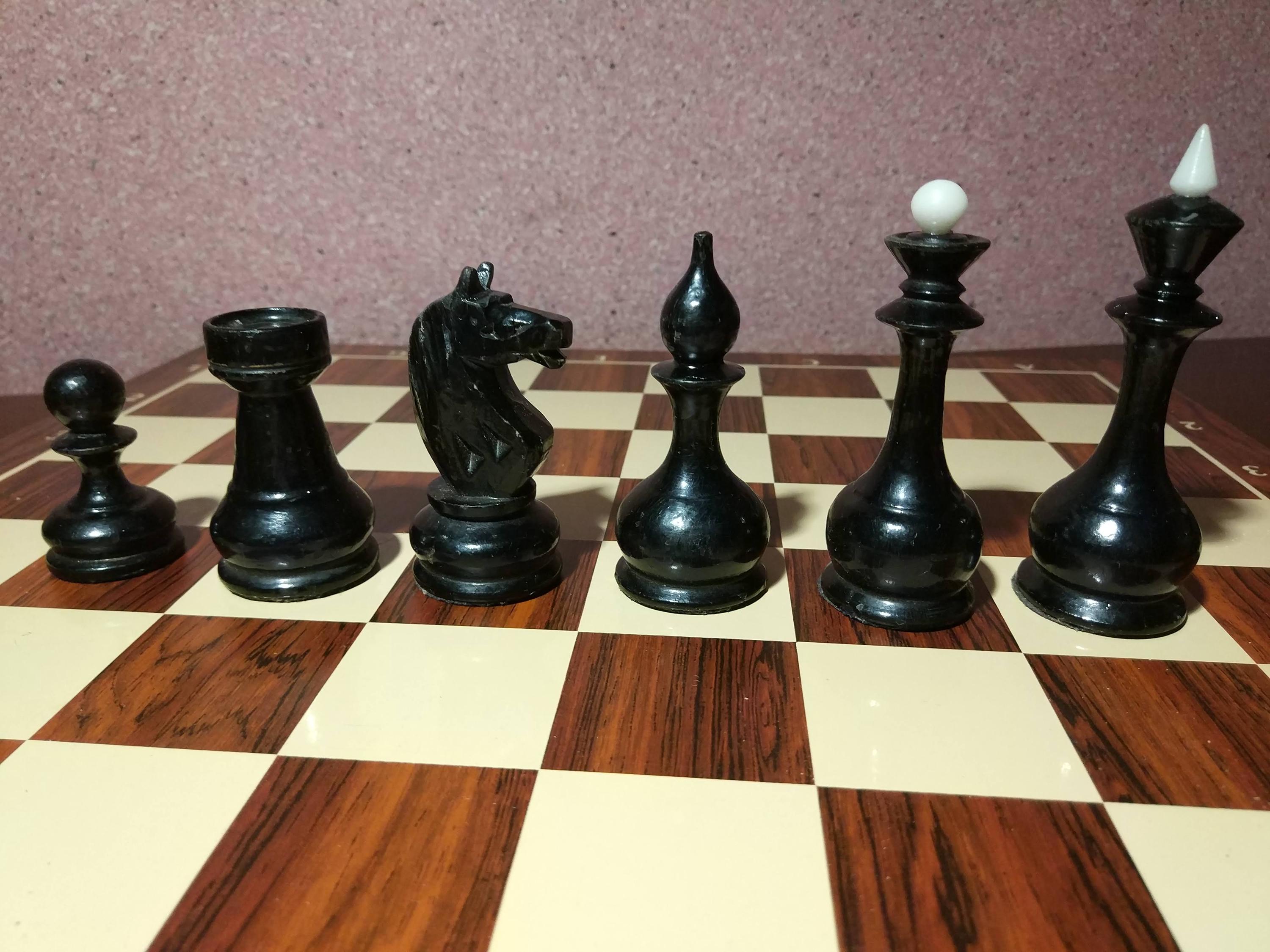 Set di scacchi sovietico URSS 1970 riprodotto da 4 in bosso Set di scacchi sovietico URSS 1970 riprodotto da 4 in bosso
