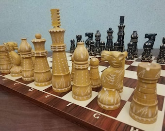 Zestaw szachów ludowych, ręcznie rzeźbionych, drewnianych, figury szachowe