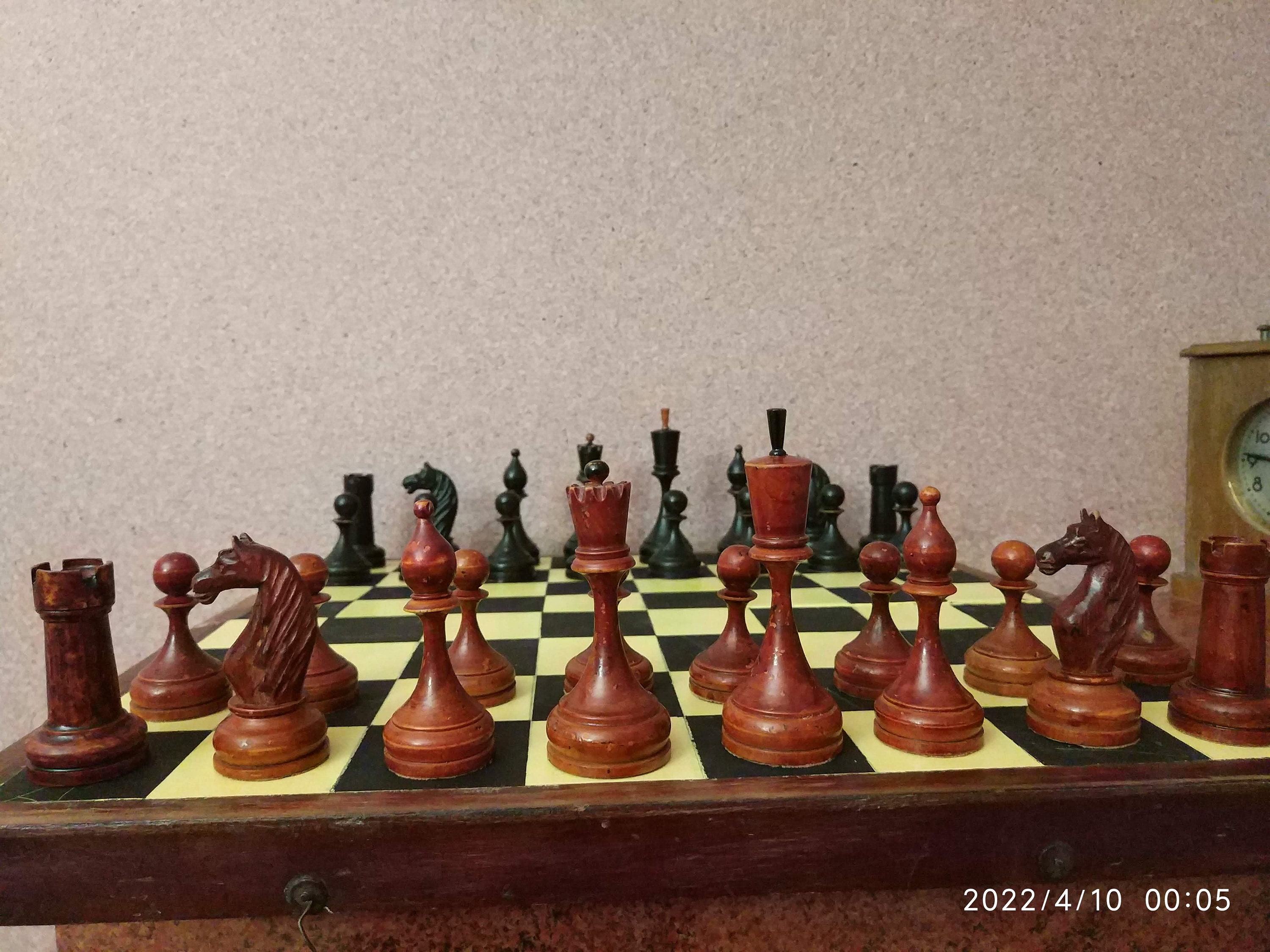 THE REPRODUCTION OF 1960 MIKHAIL TAL CHESS SET CRIMSON BOXWOOD & EBONIZED  4.125 KING WITH 2 SQUARE CHESS BOARD