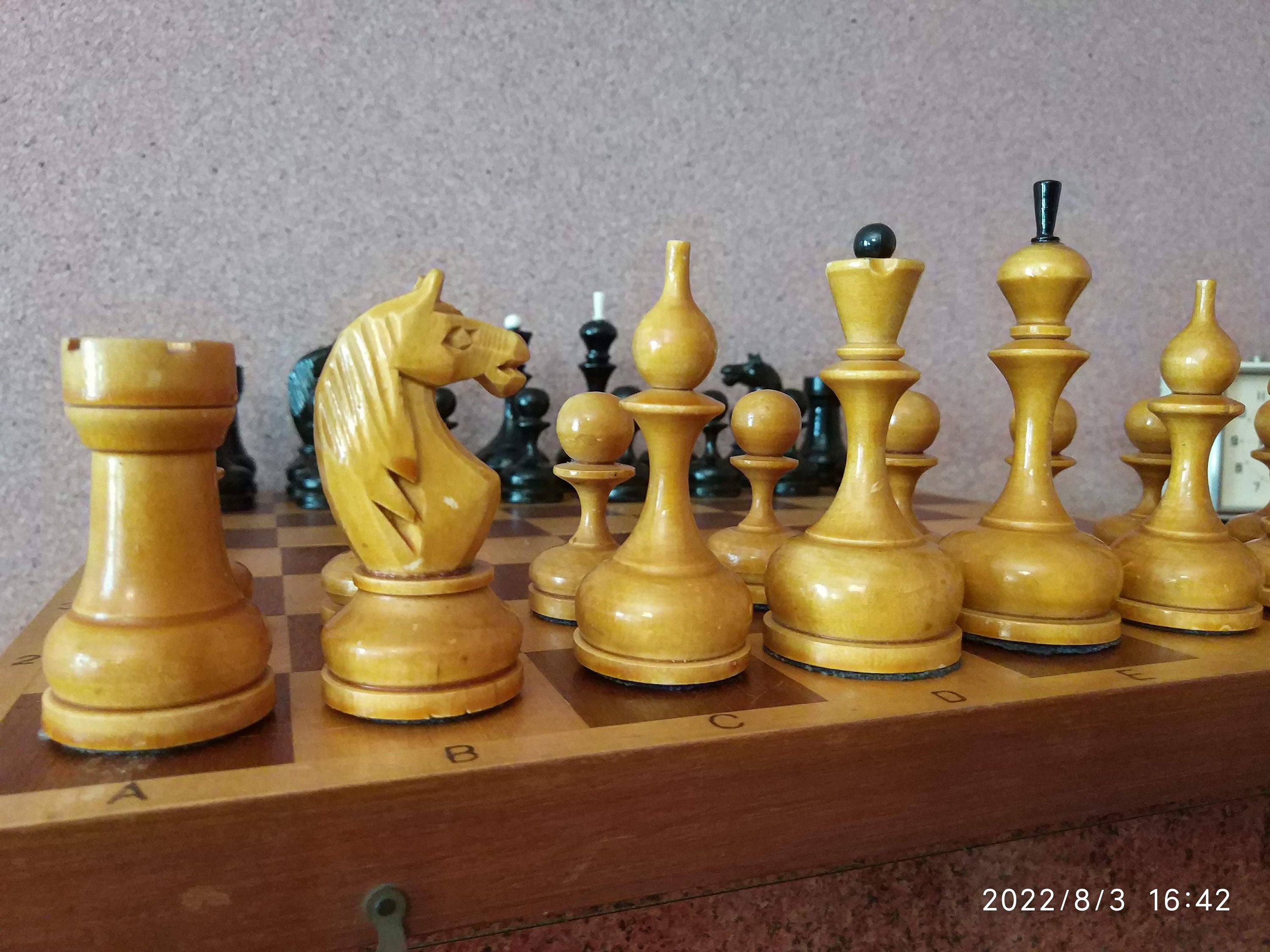 THE REPRODUCTION OF 1960 MIKHAIL TAL CHESS SET BOXWOOD & EBONIZED 4.125  KING WITH 2 SQUARE CHESS BOARD