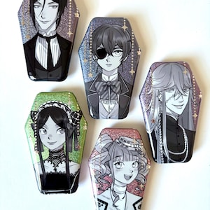 Puede incluir: Cinco pines decorativos en forma de ataúd con retratos de personajes de estilo anime. Cada pin tiene un fondo brillante con detalles de estrellas. Los personajes están representados con varios atuendos, con rasgos faciales y peinados detallados.