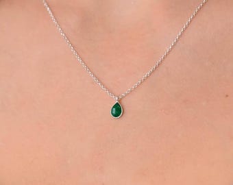 スターリングシルバーの小さな長方形のエメラルドグリーンのペンダント