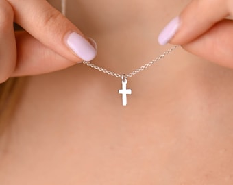 Delicado collar de cruz de plata de ley: colgante minimalista para mujer