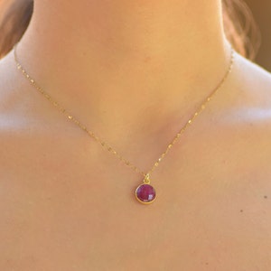 Elegant rubinhalsband, guldhalsband för kvinnor, minimalistiskt halsband i guld, enkelt rubinhänge, halsband med naturlig ädelsten, eleganta smycken