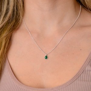 Collar de plata de piedra de nacimiento de lágrima de zafiro delicado, collares de zafiro para mujeres, collar de piedra azul diminuta, joyería de piedra de nacimiento de zafiro Emerald Green Quartz