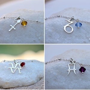 Puede incluir: Cuatro collares de plata con dijes del zod&iacute;aco y cuentas de cristal. Los dijes son Sagitario, Capricornio, Acuario y Piscis.