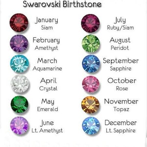 Puede incluir: Un gr&aacute;fico que muestra las piedras de nacimiento Swarovski para cada mes del a&ntilde;o. El gr&aacute;fico presenta un peque&ntilde;o cristal redondo y transparente para cada mes, con el nombre del mes y la piedra de nacimiento debajo de cada cristal.