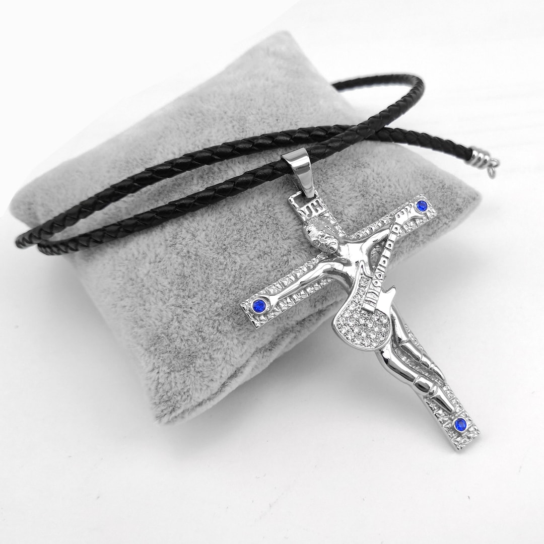 Croix Réplique Johnny Hallyday - 7 Cm En Acier Inoxydable Argenté - Avec Cordon - Neuf Sans Emballage