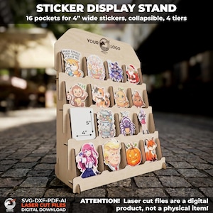Op de afbeelding: Een houten stickerdisplaystandaard met 16 vakken voor 10 cm brede stickers. De standaard is opvouwbaar en heeft 4 niveaus. De standaard is gevuld met diverse kleurrijke stickers. De tekst op de standaard luidt "STICKER DISPLAY STAND".