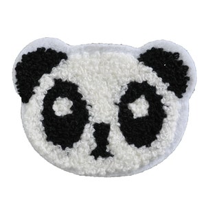 Peut inclure: Un visage de panda blanc et noir avec une fourrure moelleuse. Le panda a des yeux noirs et un nez noir.