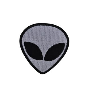 Peut inclure: Un patch brodé représentant un visage d'extraterrestre gris avec des yeux noirs. Le patch est parfait pour ajouter une touche de fun extraterrestre à vos vêtements, sacs ou autres accessoires.