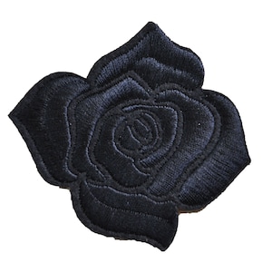 Peut inclure: Écusson de rose brodée noire. Le patch présente un motif détaillé d'une rose avec des pétales et des feuilles. Le patch est fait d'un tissu et d'un fil sombres, peut-être marine, et est probablement destiné à la décoration de vêtements ou d'accessoires.