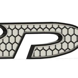 Könnte beinhalten: Ein stilisiertes, schwarz-silbernes "D" mit einem einzigartigen Design. Das Innere des Buchstabens weist ein Wabenmuster auf, und die Kanten haben eine scharfe, eckige Form. Das Design ist vor einem weißen Hintergrund platziert.