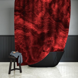 Douchegordijn robijnrood marmer: badkamerdecoratie juweelkleur