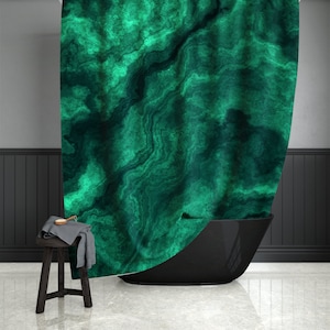 Cortina de chuveiro de mármore verde esmeralda: decoração de banheiro em tons de joias