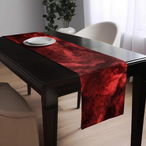 Bieżnik w kolorze rubinowej czerwieni z marmuru | Nowoczesna pościel z poliestru