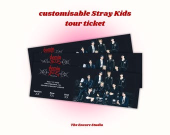 Könnte beinhalten: Ein anpassbares Stray Kids Konzertticket mit schwarzem Hintergrund und rotem Text. Das Ticket zeigt ein Gruppenfoto der Bandmitglieder und den Text "domin" in einer stilisierten Schriftart. Das Ticket enthält auch das Datum, den Ort sowie die Sektion, Reihe und Sitzplatznummern.