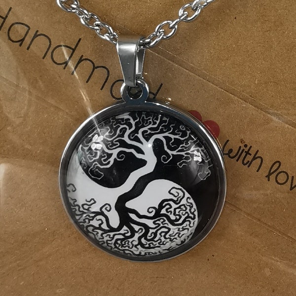 Collier avec un cabochon représentant l'arbre de vie version ying/yang noir/blanc