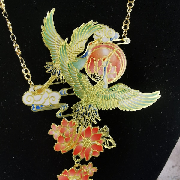 Collier avec un médaillon avec 2 grues vertes volant au-dessus de lotus rouges