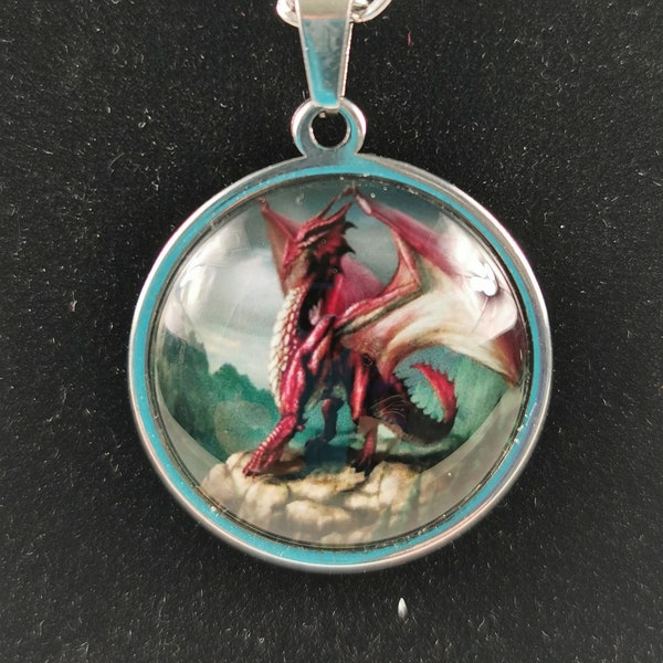 Collier Dragon rouge debout sur un rocher dans les montagnes