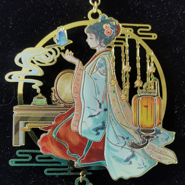 Collier avec une japonaise en kimono traditionnel assise de profil