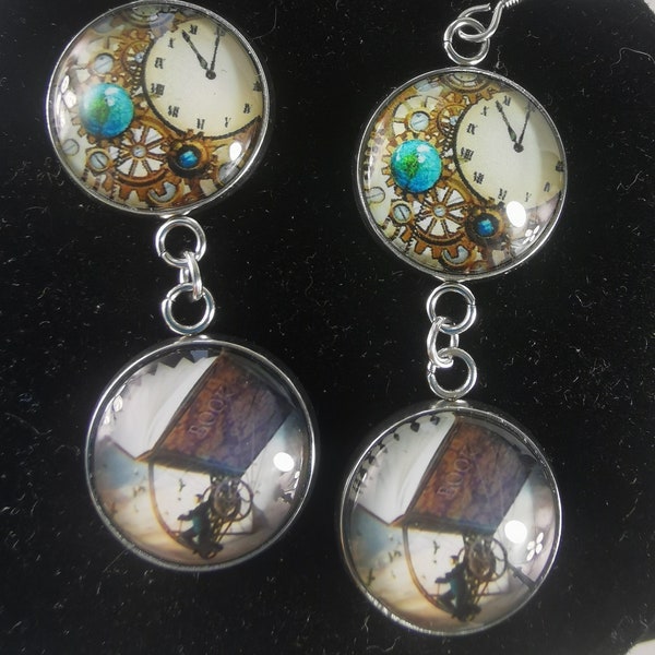 Paire de boucle d'oreille double cabochons rouages, horloge et un homme faisant du vélo sous un livre volant