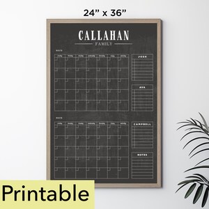 Puede incluir: Un calendario familiar enmarcado estilo pizarra, de 61 x 91 cm. La superficie negra presenta una cuadrícula para la planificación mensual, con el apellido "Callahan" en la parte superior. Incluye espacio para notas y horarios individuales de los miembros de la familia. La palabra "Printable" está en la parte inferior.