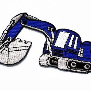 Könnte beinhalten: Ein gestickter Aufnäher in Form eines blau-weißen Bau-Baggers. Das Design zeigt ein blaues Führerhaus und einen Arm mit weißer Schaufel, weißen Ketten und schwarzen Details, eingefasst von einer schwarzen Umrandung.