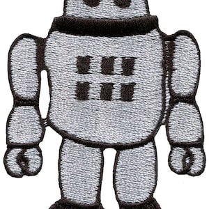 Op de afbeelding: Een geborduurde opstrijkbare patch in de vorm van een robot. De robot is lichtgrijs met donkerbruin stiksel dat de ronde kop, romp, armen en benen omlijnt. Het figuur heeft twee donkerbruine ovale ogen en zes donkerbruine vierkante knoppen.