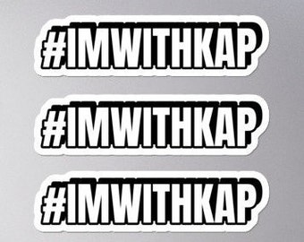 Könnte beinhalten: Drei weiße Aufkleber mit schwarzem Text, der auf jedem Aufkleber "#IMWITHKAP" lautet.