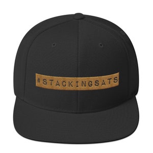 Puede incluir: Gorra de béisbol negra y marrón con el texto "#STACKINGSATS" bordado en la parte delantera.