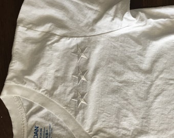 Vit stjärntröja med broderi