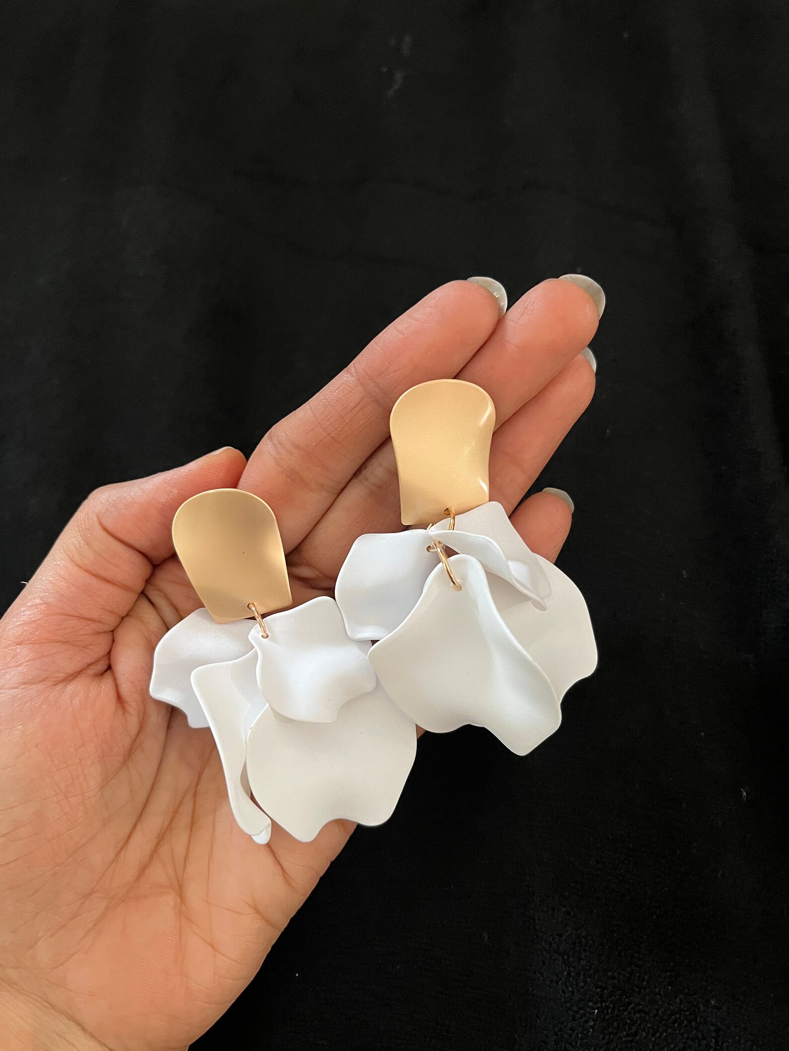 White Flower Earrings White Feathered Earrings Snow White - Etsy