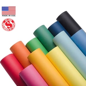 Puede incluir: Un conjunto de 10 rollos de papel de fondo para fotografía en varios colores, incluyendo rojo, naranja, amarillo, verde, azul y negro. El papel está hecho en los Estados Unidos.
