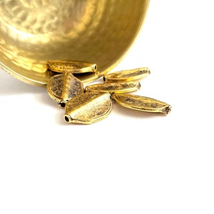 GUSSPERLEN | 24 Karat Gold (24K) Alte Tribal Münze Gießperlen / Anhänger mit heller schwarzer Patina polierte Oberflächen (2er Paket)