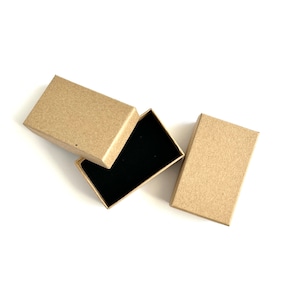 CAJA DE REGALO / Caja de regalo de cartón natural rectangular de 3,25" x 2" con tapa extraíble y relleno en marrón kraft mate (paquete de 6)