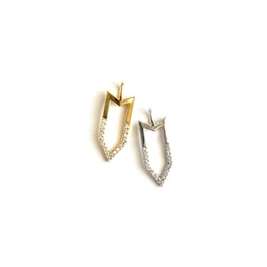 BEDEL MET PIJL | Verzilverde pijlpuntketting hanger druppel / bedel met helder CZ-kristal Micro Pave Details