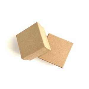 CAJA DE REGALO / Caja de regalo de cartón natural cuadrada de 2,75" con tapa extraíble y relleno en marrón kraft mate (paquete de 6)