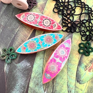 Tatting shuttle copper with flower motives in blue or red or pink, metal lacemaking tool in vintage style