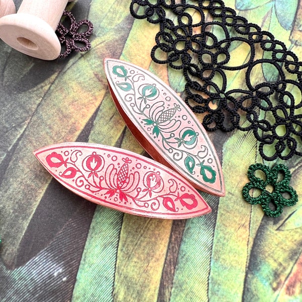Navette de frivolité en cuivre avec motifs de fleurs de Cachoubie en vert ou rouge, outil de dentellerie en métal de style vintage