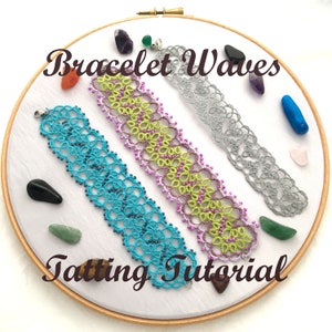 Könnte beinhalten: Drei gehäkelte Armbänder in Türkis, Grün und Silber, auf einem hölzernen Stickrahmen ausgestellt. Die Armbänder sind mit "Bracelet Waves Tatting Tutorial" beschriftet.