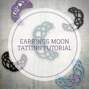 Può includere: Primo piano di un progetto artigianale con il testo "EARRINGS MOON TATTING TUTORIAL" al centro dell'immagine. L'immagine mostra diversi orecchini a forma di luna all'uncinetto in vari colori, tra cui viola, blu e nero.
