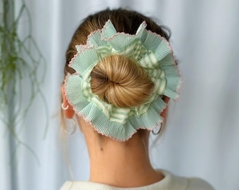 Scrunchie oversize in cotone / Bordo plissettato verde e rosa / Accessorio per capelli di tendenza / Fatto a mano nel Regno Unito