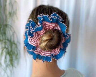 Scrunchie oversize con rifiniture plissettate: strisce rosse e bianche, fatto a mano