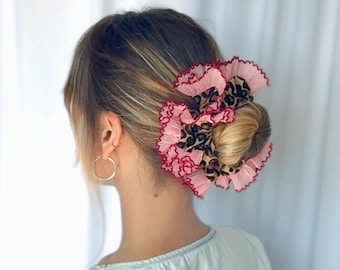 Handgemaakte oversized scrunchie met luipaardprint: roze plissé rand