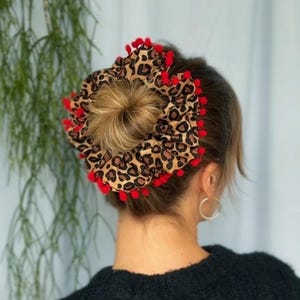 Stor leopardmönstrad håraccessoar: Röd pompomkant, iögonfallande håraccessoar