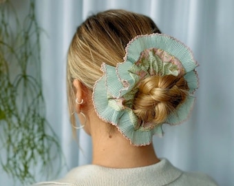 Scrunchie oversize in cotone / Bordo plissettato verde e rosa / Accessorio per capelli di tendenza / Fatto a mano nel Regno Unito